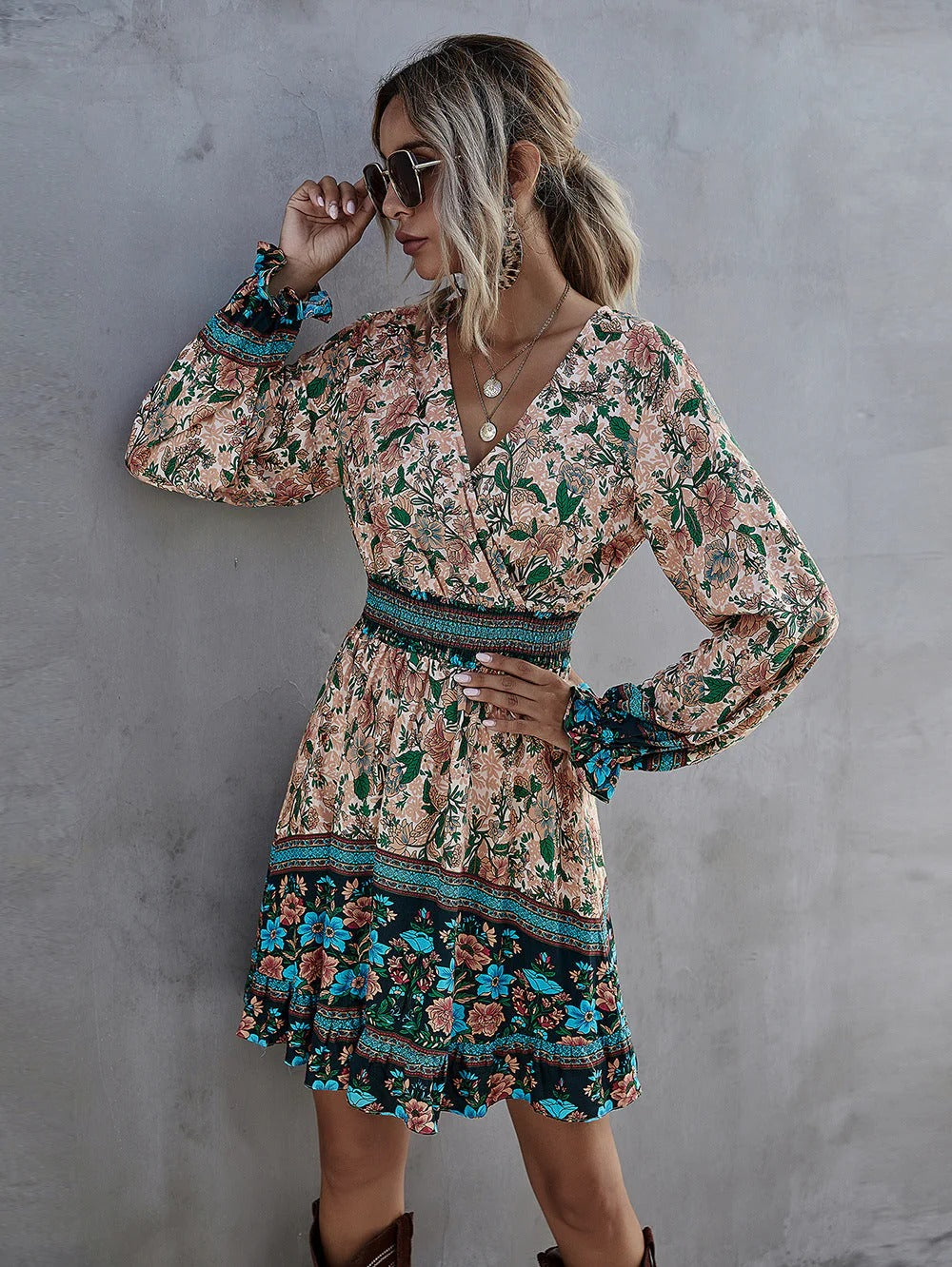 Trendigs Brauns Blumigs V-Ausschnitt Mini-Kleid Mit Langarm-Stil Für Damen | Ideal für Frühling/Sommer
