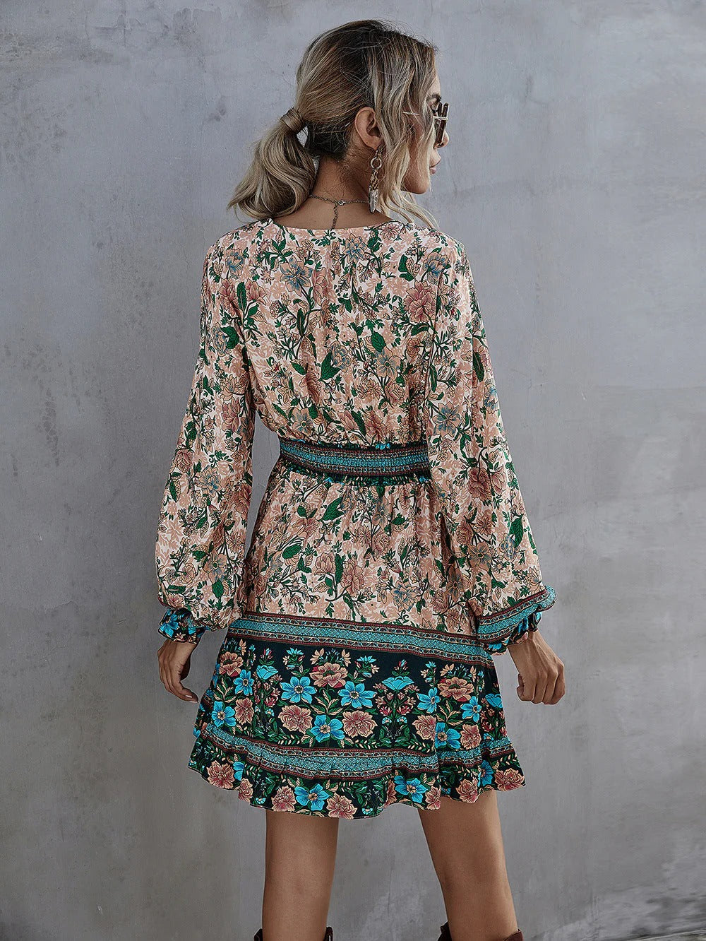 Trendigs Brauns Blumigs V-Ausschnitt Mini-Kleid Mit Langarm-Stil Für Damen | Ideal für Frühling/Sommer