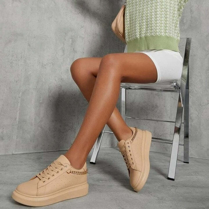 Trendige Low-Top-Sneaker Mit Goldkette Für Damen | Perfekt für den Alltag