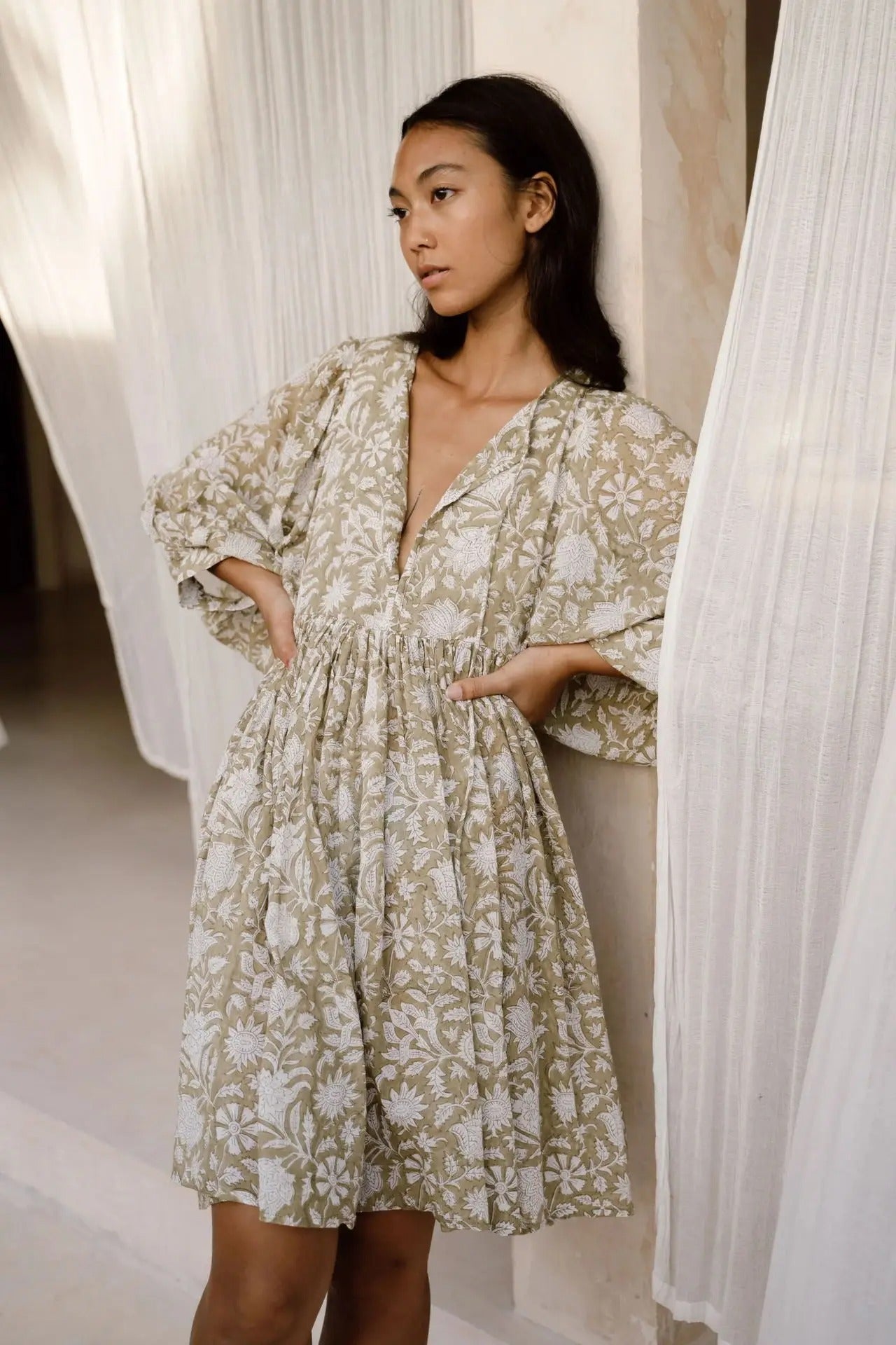 Trendigs V-Ausschnitt Midi-Sommerkleid für Damen | Ideal für den Sommer